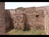 08159 ostia - regio v - via della fortuna della annonaria - edificio (v,iv,2) - 2. raum von westen - nordwand - 06-2024.jpg